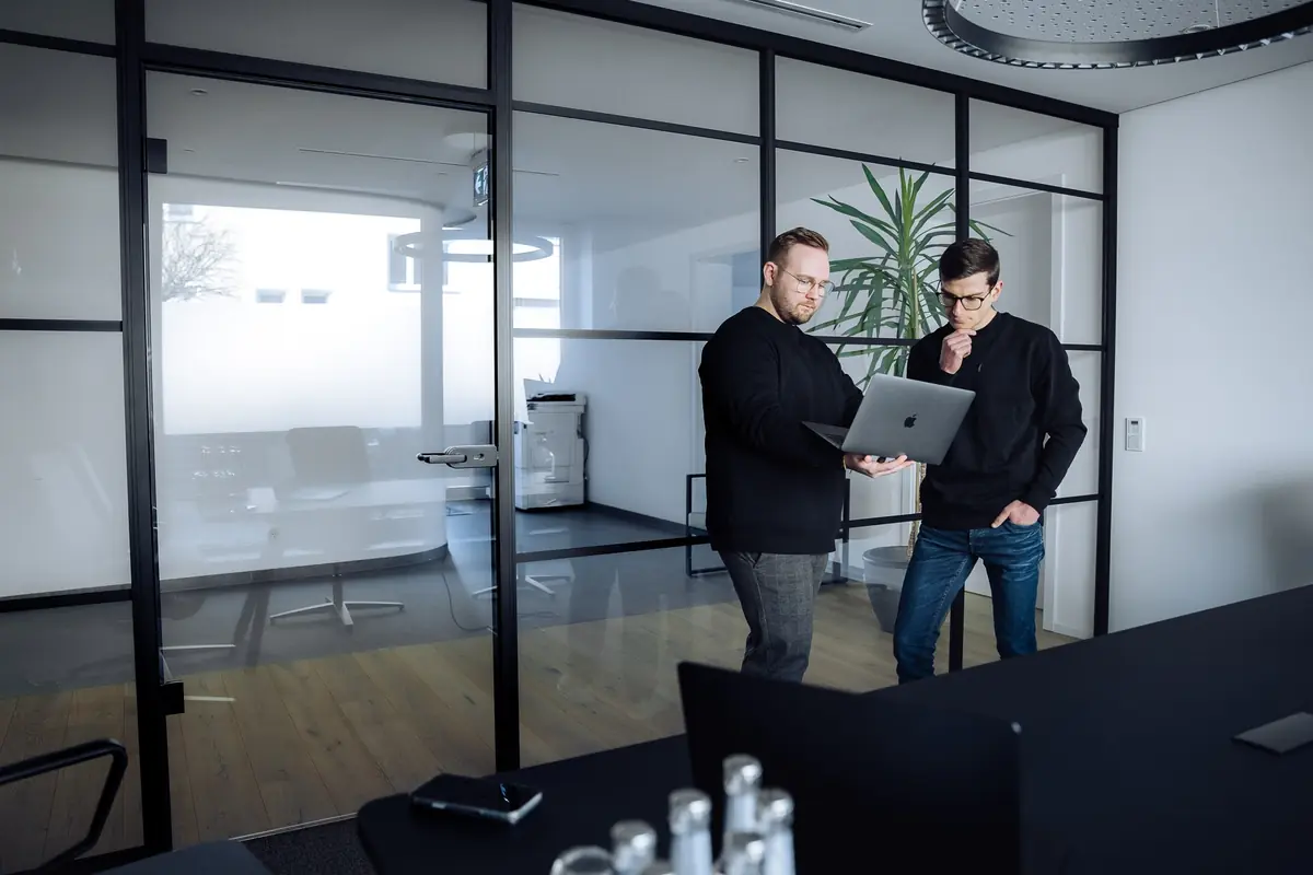 Kollegen bei Wöhler & Partner im Austausch